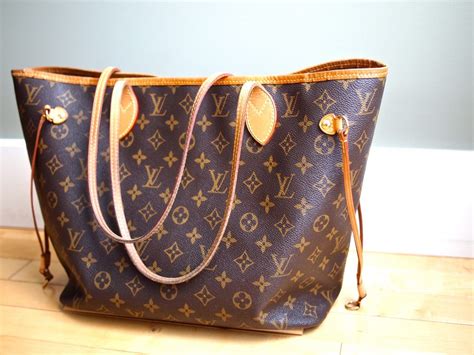 special bag that cmoes with louis vuitton purse